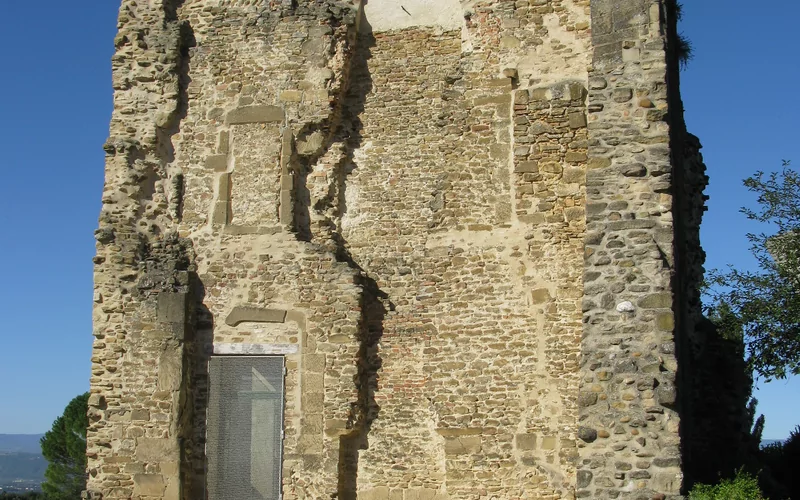 Tour et vestiges de l'ancien château d'Anjou